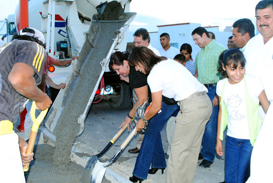 Regidoras Alma Delia Reyes, Diana Cecilia Reyna García en el inicio de arranque de obra.