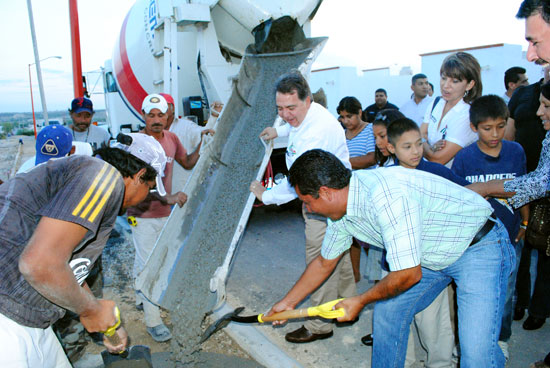 Regidor Roberto de los Santos en el arranque de obra de la Plaza en Villa Milenio.