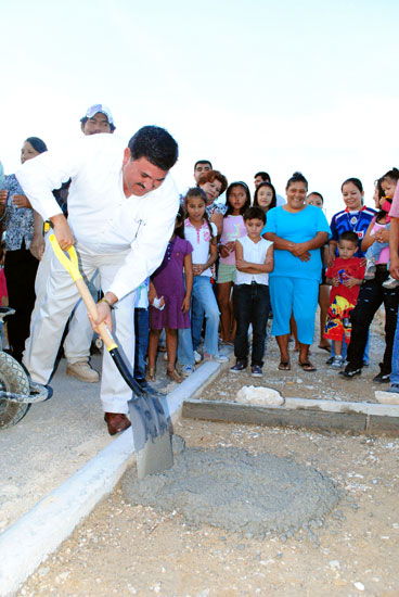 Manuel Menchaca, director de desarrollo social, en el inicio de obras para la construcción de un espacio de esparcimiento en la localidad.