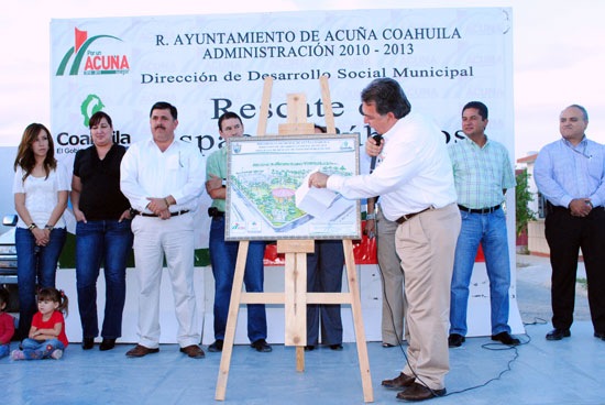 El edil acuñense, Alberto Aguirre, explica los detalles de la Plaza a construir en el Fracc. Villa Milenio.