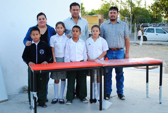 Javier Navarro, supervisor de programas sociales, hace entrega de mobiliario escolar.