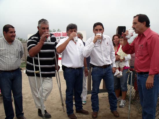 Inaugura Antonio Nerio primera toma domiciliaria en la colonia Humberto Moreira