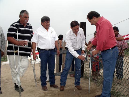 Inaugura Antonio Nerio primera toma domiciliaria en la colonia Humberto Moreira