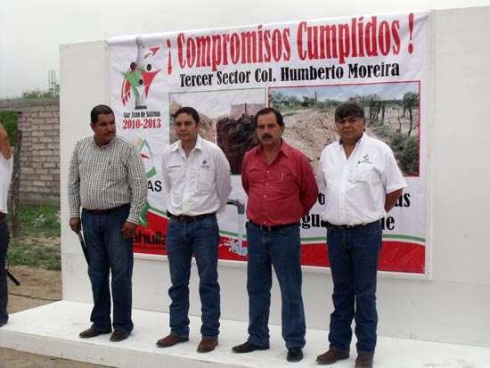 Inaugura Antonio Nerio primera toma domiciliaria en la colonia Humberto Moreira