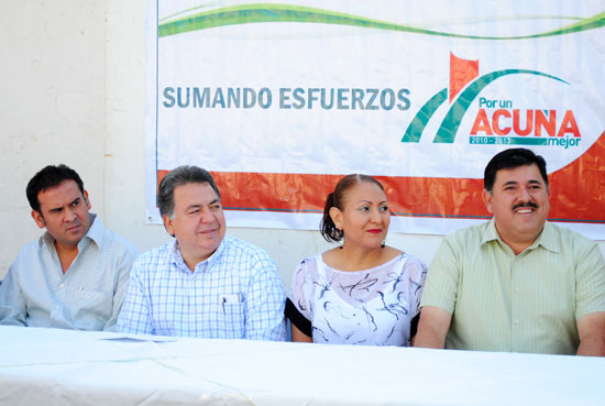 Autoridades municipales y educativas durante la ceremonia de arranque de obra.