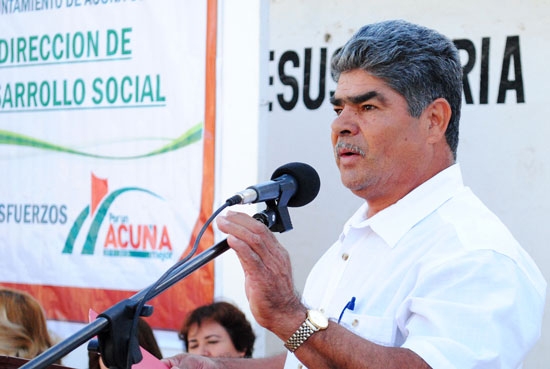 y Genaro Vázquez Ramos, presidente de la asociación de padres de familia de la escuela Jesús María Ramón.