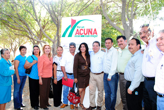 Autoridades municipales y educativas durante la ceremonia de arranque de obra.