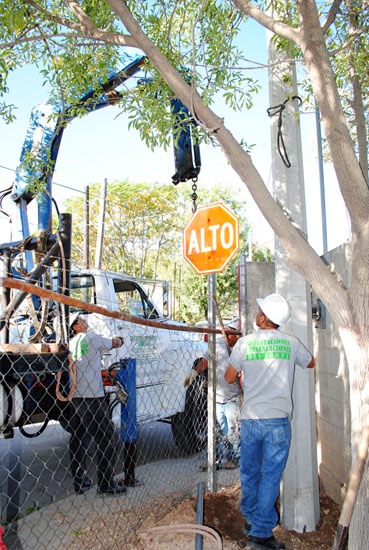 Trabajadores realizan instalación de poste de concreto en la primaria Jesús Ma. Ramón.