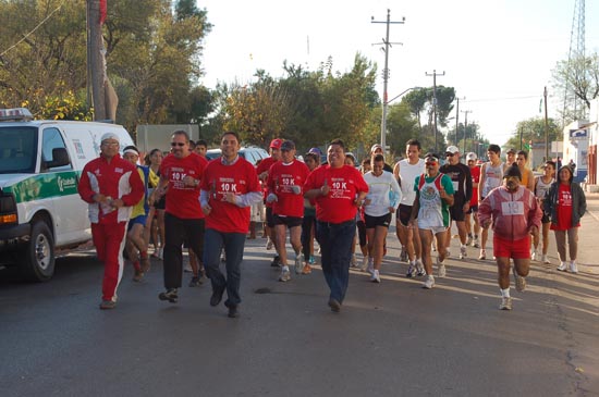 Apoya Antonio Nerio carrera 10K en Nueva Rosita