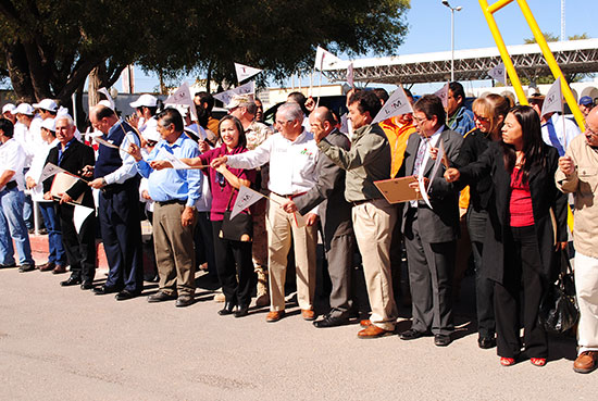 Autoridades municipales, estatales, federales y militares, dan el banderazo simbólico del Programa Paisano 2010.