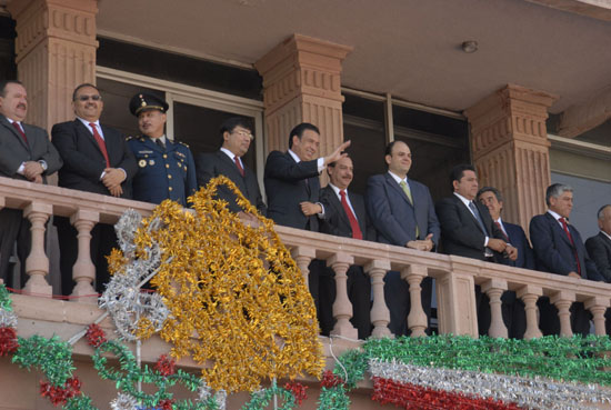 Encabeza el gobernador Humberto Moreira Valdés el desfile del Centenario del inicio de la Revolución Mexicana 