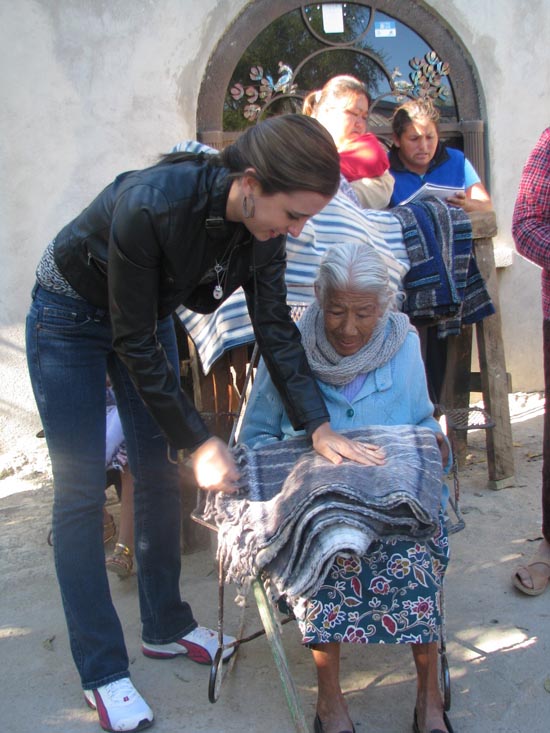 Entrega Anateresa cobertores en zona rural