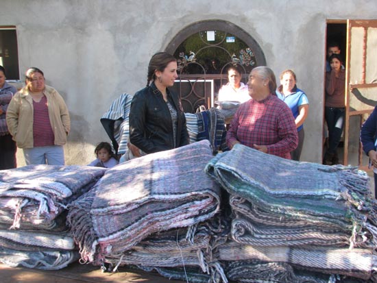 Entrega Anateresa cobertores en zona rural