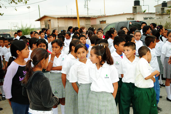 Alumnos de la primaria La Misión, beneficiados con la instalación de un puente peatonal en la colonia homónima.