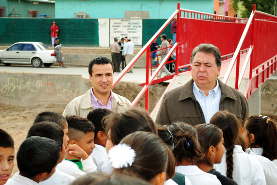 El alcalde de Acuña Alberto Aguirre y alumnos de la primaria La Misión.