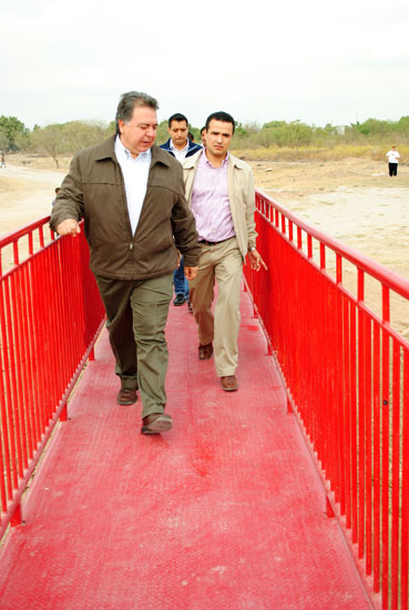 El alcalde de Acuña Alberto Aguirre, acompañado del director de obras públicas Pablo Cuéllar, recorren el puente peatonal construido en la colonia La Misión.