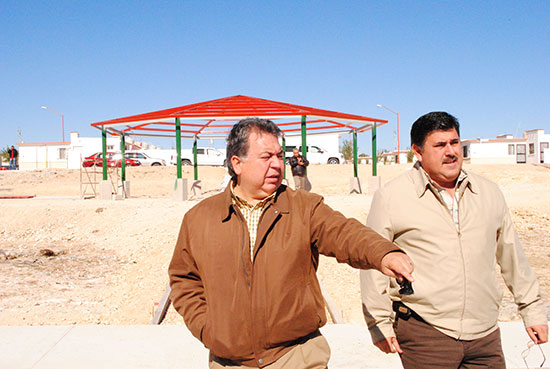 El alcalde Alberto Aguirre Villarreal, acompañado del director de desarrollo social Manuel Menchaca, durante el recorrido de obras de plazas construidas mediante el programa Rescate de Espacios Públicos.