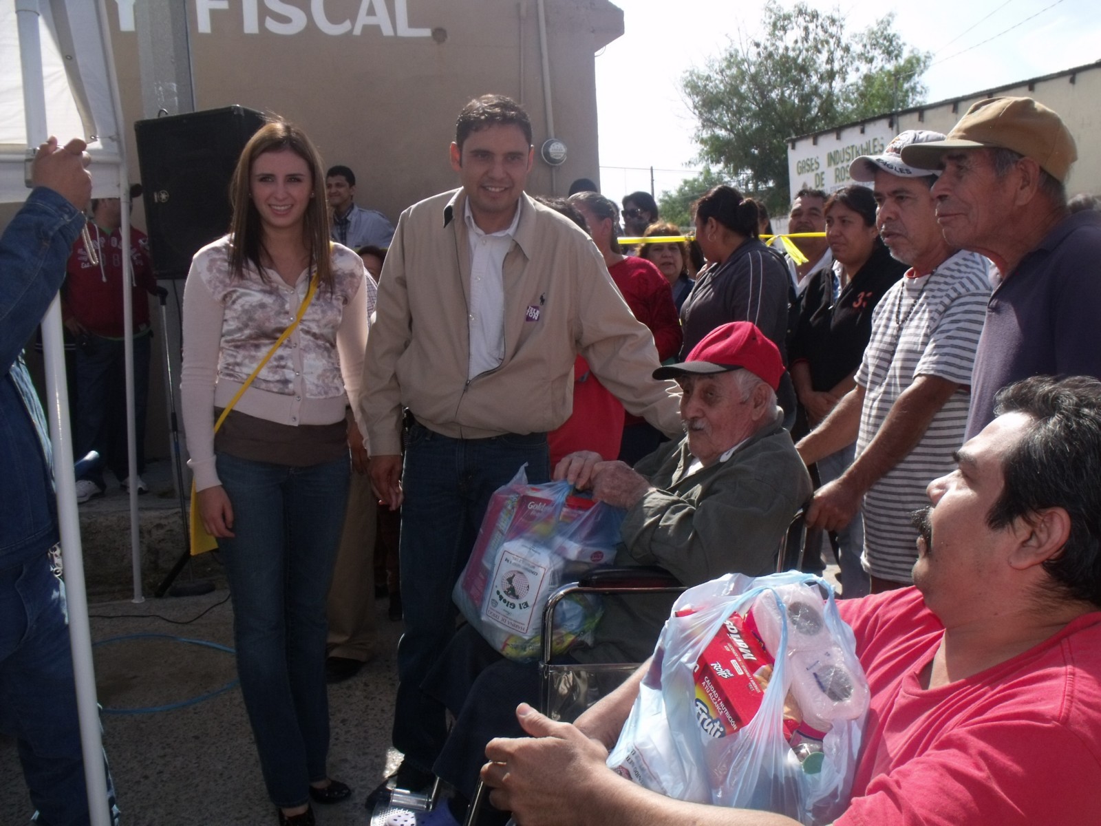 Llevan Antonio y Anateresa Nerio despensas y cobertores a colonia Comercial