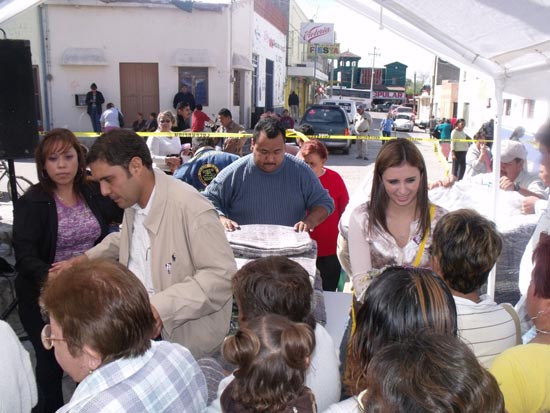 Llevan Antonio y Anateresa Nerio despensas y cobertores a colonia Comercial