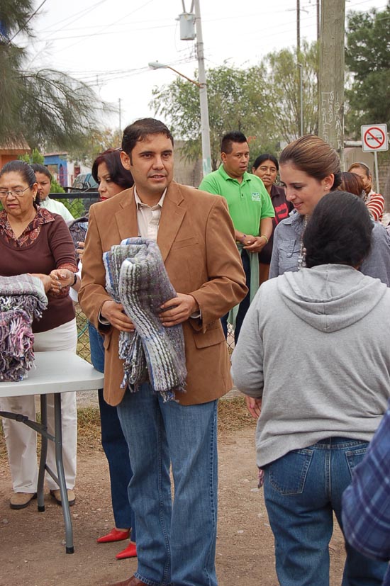 Llevan Antonio y Anateresa Nerio cobertores al Paso del Coyote