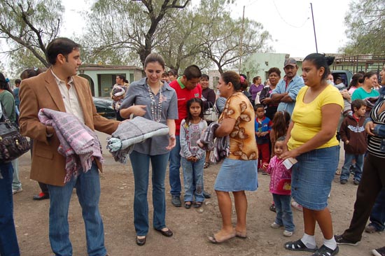 Llevan Antonio y Anateresa Nerio cobertores al Paso del Coyote