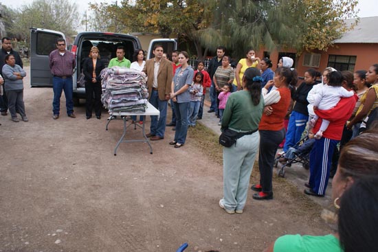 Llevan Antonio y Anateresa Nerio cobertores al Paso del Coyote