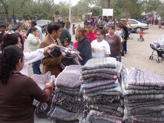 Llevan Antonio y Anateresa Nerio cobertores al Paso del Coyote