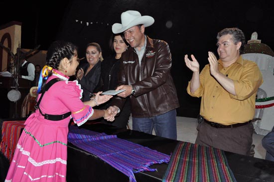 Premia Alcalde y Presidenta del DIF Municipal a ganadores  del concurso de héroes de la revolución  