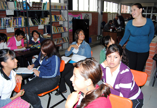 Reciben beneficio estudiantes del CECYTEC con becas para inscripción  