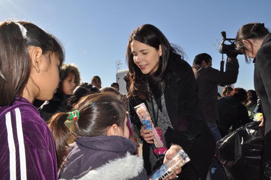 Autoridades entrega dos mil 400 juguetes a niños vulnerables de la localidad