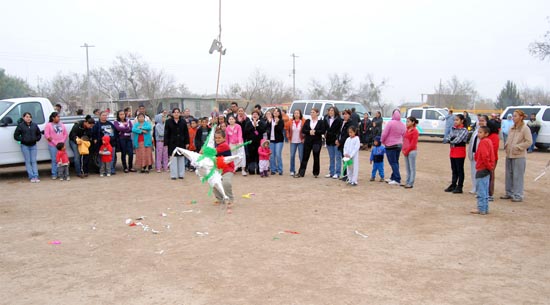 Convive la presidenta del sistema DIF con familias del ejido Balcones  y de la colonia Morelos   