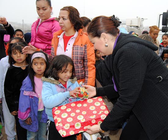 Convive la presidenta del sistema DIF con familias del ejido Balcones  y de la colonia Morelos   