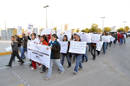 Encabeza presidenta del DIF marcha a favor de la lucha contra el sida