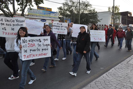 Encabeza presidenta del DIF marcha a favor de la lucha contra el sida