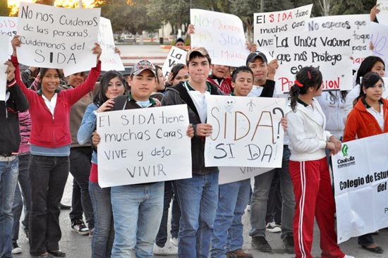 Encabeza presidenta del DIF marcha a favor de la lucha contra el sida