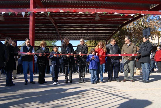 Entrega la señora Vanessa de Moreira obra en escuela primaria de Piedras Negras