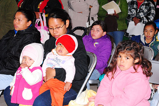 Beneficiarios del programa Oportunidades, en la entrega de apoyos en la colonia San Antonio.