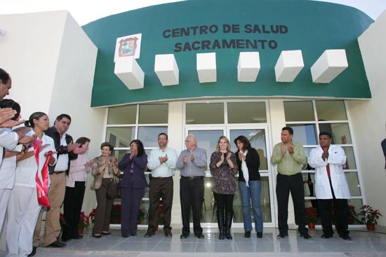 Inaugura la señora Vanessa de Moreira centro de salud en Sacramento