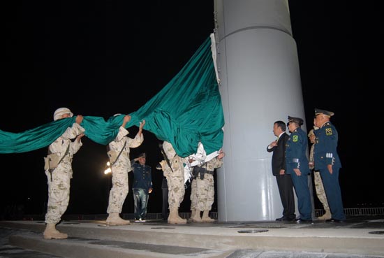 La bandera de México más grande del mundo ondea desde Piedras Negras