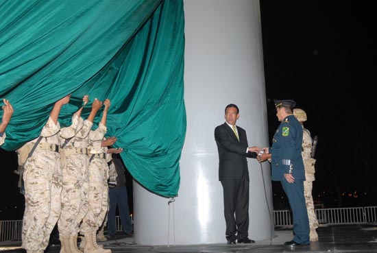 La bandera de México más grande del mundo ondea desde Piedras Negras