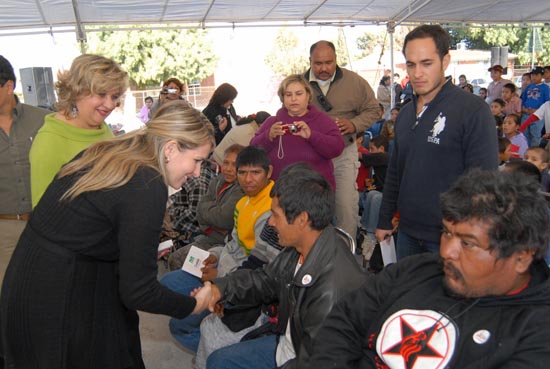 La Señora Vanessa de Moreira entrega becas a los angelitos de Villa Unión, Nava, Allende, Morelos Y Zaragoza