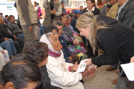 La Señora Vanessa de Moreira entrega becas a los angelitos de Villa Unión, Nava, Allende, Morelos Y Zaragoza