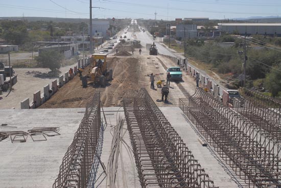 Más del 70 por ciento de avance registra la construcción de los puentes en Monclova 