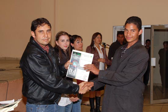 Premian Antonio y Anateresa Nerio a ganadores de Pégale al Canto municipal