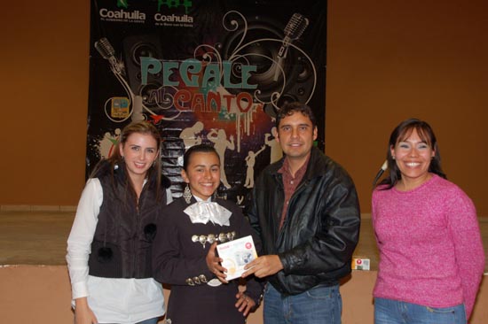 Premian Antonio y Anateresa Nerio a ganadores de Pégale al Canto municipal