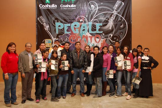 Premian Antonio y Anateresa Nerio a ganadores de Pégale al Canto municipal