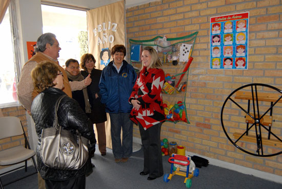 Convive la señora Vanessa de Moreira con niños y jóvenes del Centro de Atención Múltiple y Equinoterapia en Ramos Arizpe 