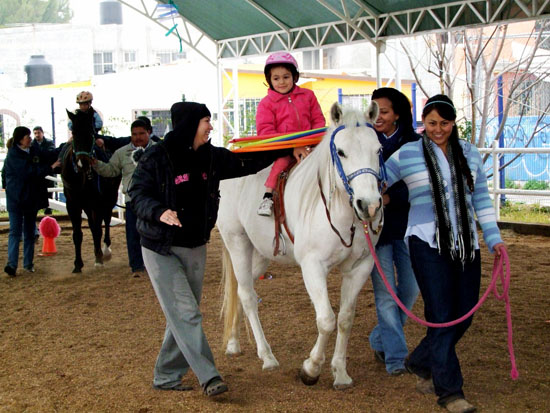 Convive la señora Vanessa de Moreira con niños y jóvenes del Centro de Atención Múltiple y Equinoterapia en Ramos Arizpe 