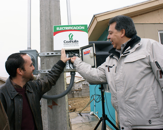 Inauguran obra de  electrificación en la colonia Las Torres 