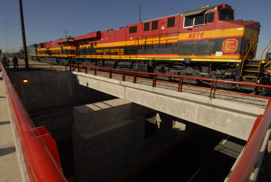 Pasos inferiores evitan cortes a la circulación por cruces de trenes 